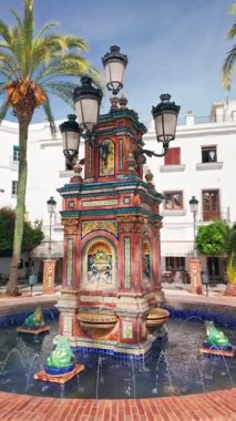 Vejer de la Frontera, İspanya - 17 Nisan 2024: İspanya 'nın Endülüs kentindeki Vejer de la Frontera meydanındaki Plaza de Espana meydanında güzel bir çeşme. Endülüs 'teki Pueblos Blancos veya beyaz kasabaları.