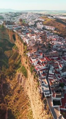 İspanya 'nın Endülüs şehrinde gün batımında Arcos de la Frontera' nın hava manzarası. Endülüs 'teki ünlü pueblos blancos ya da beyaz kasabalarından biri..