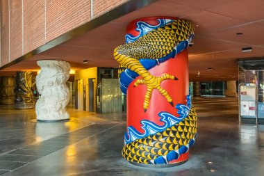 Bilbao, İspanya - 11 Ağustos 2024: Azkuna Zentroa Alhondiga Bilbao 'daki Kültür Atriyumunun zemin katmanında Lorenzo Baraldi, Bask ülkesi tarafından tasarlanmış ikonik sanatsal sütunlar yer almaktadır.