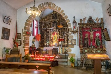 San Andre de Teixido, İspanya - 16 Temmuz 2024: San Andres de Teixido Sığınağı iç mimarisi, Camino de Santiago yolu üzerindeki ünlü bir mabet ve hac alanı..