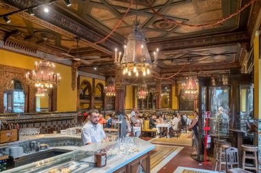 Bilbao, İspanya - 13 Ağustos 2024: Karmaşık Mudejar tarzı döşeme, oyulmuş ahşap tavanlar ve büyük avizeler içeren tarihi Cafe Iruna 'nın iç mimarisi