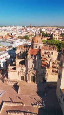 İspanya 'nın Endülüs kentindeki Jerez de la Frontera şehrinin hava manzarası. Jerez Katedrali ve tarihi Fas Alcazar de Jerez de la Frontera Andalucia 'da günbatımında