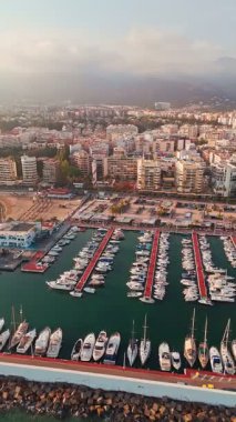 Günbatımında lüks Marbella tatil köyü, Costa del Sol, Endülüs, İspanya. Popüler lüks ve seçkin Marbella bölgesi, Golden Mile plajı..