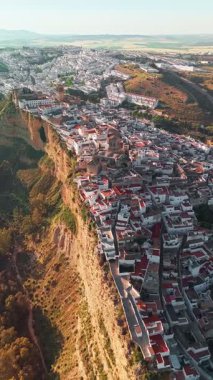 İspanya 'nın Endülüs şehrinde gün batımında Arcos de la Frontera' nın hava manzarası. Endülüs 'teki ünlü pueblos blancos ya da beyaz kasabalarından biri..