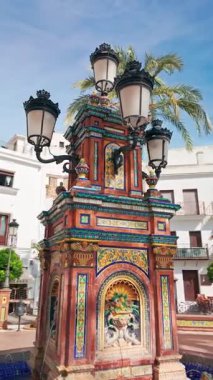 Vejer de la Frontera, İspanya - 17 Nisan 2024: İspanya 'nın Endülüs kentindeki Vejer de la Frontera meydanındaki Plaza de Espana meydanında güzel bir çeşme. Endülüs 'teki Pueblos Blancos veya beyaz kasabaları.