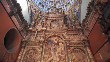 Lviv, Ukrayna - 21 Mayıs 2025: Tarihi Boim Şapeli 'nin iç manzarası muhteşem Rönesans kubbesini ve Lviv eski kasabasındaki karmaşık taş oymalarını sergiliyor