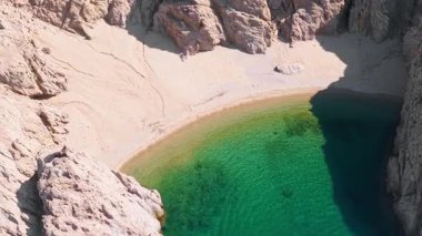 Samothraki, Yunanistan. İçinde kristal berrak turkuaz su ve Yunan adasının ıssız bir bölgesinde el değmemiş bir sahil bulunan küçük, uzak, beyaz bir kumsal manzarası..