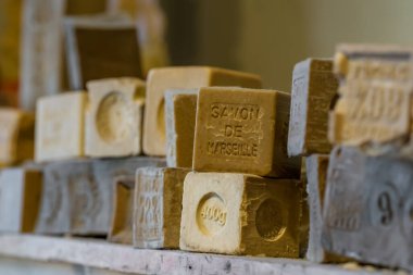 Fransa 'nın Salon-de-Provence kentindeki tarihi bir sabun fabrikasında geleneksel marka ve ağırlıklarla damgalanmış hakiki Savon de Marsilya zeytinyağı sabun küplerinin kırsal bir gösterisi..