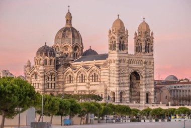 Marsilya, Fransa. Roma Bizans tarzı Marsilya Katedrali. Pembe gökyüzüne karşı gün batımının sıcacık ışığıyla aydınlatılmış..