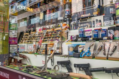 Andorra la Vella, Andorra - 5 Eylül 2024: Geleneksel bıçaklar, taktik ekipmanlar ve yerel bir hediyelik eşya dükkanının vitrininde açık hava ürünleri sergileniyor.