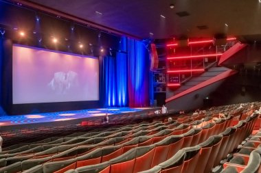 Cannes, Fransa - 21 Eylül 2024: Cote d Azur 'daki Palais des Festivals' teki Lumiere Tiyatrosu 'nun iç mekanı, kırmızı koltuklar ve büyük bir sinema ekranı gösteriliyor..