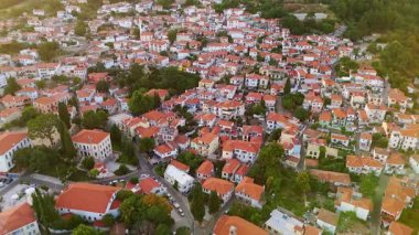 Yunanistan 'ın gün batımında tarihi Xanthi Eski Kasabası' nın hava manzarası. Geleneksel Makedon mimarisi ve kırmızı kiremitli çatılar Rodop Dağları 'nın altın ışığı altında parlıyor.
