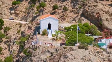 Panagia Krimniotissa Kilisesi 'nin Ege Denizi kıyısına tepeden bakan ve engebeli ada manzarası Samothrace, Yunanistan