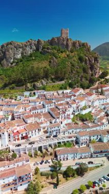 Zahara de la Sierra 'nın hava manzarası, Endülüs, İspanya. Endülüs bölgesinin ünlü pueblos blancos veya beyaz kasabalarından biri. Tepede ortaçağ kalesi olan tarihi bir köy.