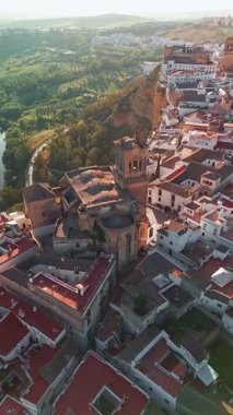 İspanya 'nın Endülüs şehrinde gün batımında Arcos de la Frontera' nın hava manzarası. Endülüs 'teki ünlü pueblos blancos ya da beyaz kasabalarından biri..