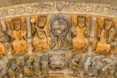 Fransa 'nın Oloron Sainte Marie kentindeki Saint Mary Katedrali' nin kemerli kapısında ortaçağ Romen taş oymaları ve heykeltraşlarının ayrıntılı görüntüsü