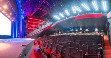 Cannes, Fransa - 21 Eylül 2024: Cote d Azur 'daki Palais des Festivals' teki Lumiere Tiyatrosu 'nun iç mekanı, kırmızı koltuklar ve büyük bir sinema ekranı gösteriliyor..