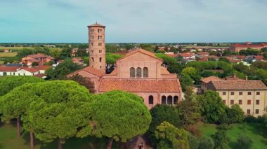 İtalya 'nın Ravenna kentindeki olağanüstü mozaikleri ve çan kulesiyle ünlü Bizans sanatının önemli bir anıtı olan Classe' deki Sant Apollinare Bazilikası 'nın hava manzarası..