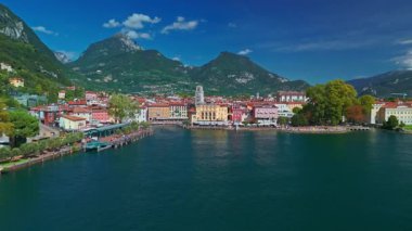 Riva del Garda, İtalya - 17 Eylül 2025: Trentino Alto Adige bölgesinin Trento ilindeki Lago di Garda Gölü 'nün kuzey kıyısındaki hava panoramik manzarası.