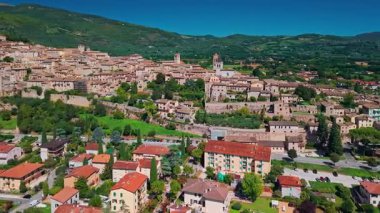 Umbria 'nın pitoresk bir ortaçağ kasabası olan Spello' nun çarpıcı hava manzarası. Antik taş mimarisi, dar sokaklar ve Subasio dağının yamaçlarına kurulmuş Roma duvarları..