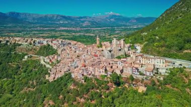 İtalya 'nın en güzel ortaçağ köylerinden biri olan Pacentro' nun nefes kesici hava manzarası. Caldora Kalesi Castello Caldora ve taş evlerin ikonik kare kulelerini vurgular