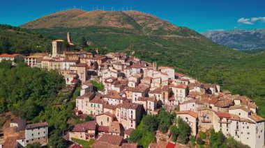 Güneşli bir günde, ortaçağ köyü Anversa degli Abruzzi 'nin çarpıcı hava manzarası. Abruzzo 'nun Sagittario Vadisi' nde yuva yapmış eski taş evler ve engebeli dağ manzarası yer alıyor..