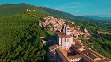 Assisi 'nin havadan görünüşü, Umbria, İtalya. Aziz Francis Bazilikası 'nı vurguluyor, bu UNESCO Dünya Mirası Bölgesi büyük bir Katolik hac mekanı ve ortaçağ mimarisinin başyapıtı..
