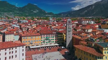 Riva del Garda, İtalya - 17 Eylül 2025: Trentino Alto Adige bölgesinin Trento ilindeki Lago di Garda Gölü 'nün kuzey kıyısındaki hava panoramik manzarası.