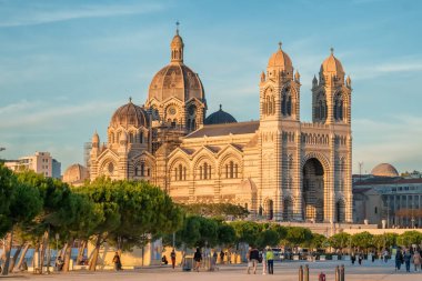 Marsilya, Fransa - 14 Eylül 2024: Marsilya Katedrali 'nin yüksek cadde seviyesi, ağaçlar ve kentsel mimari manzarası.