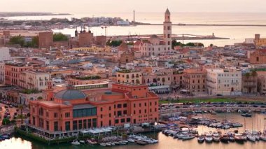 Gün doğumunda Bari Vecchia 'nın hava manzarası. Tarihsel eski kasaba mimarisi, Adriyatik kıyıları ve İtalya 'nın Puglia kentinin yumuşak sabah ışığında Aziz Nicholas Bazilikası