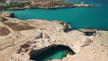 Grotta della Poesia Şiir Mağarası 'nın doğal subatanı. Salento İtalya 'nın Adriyatik kıyısındaki kireçtaşı kayalıklarıyla çevrili kristal berrak turkuaz su özellikleri.