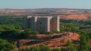 İtalya 'nın Puglia kentindeki bir tepedeki ortaçağ kalesi olan Castel del Monte' nin havadan görünüşü, cesur sekizgen tasarımı ve tarihi taş mimarisi ile ünlüdür..