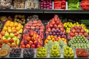 Taze erikler, şeftaliler, elmalar ve armutlar yerel bir çiftçi gıda pazarında plastik kasalarda sergileniyor, Akdeniz ürünleri ve kültürü sergileniyor..