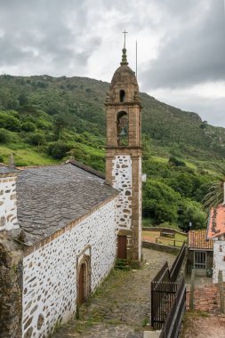 Galiçya, İspanya 'daki San Andres de Teixido Sığınağı ve Sahil Dağları. Camino de Santiago yolunda ünlü bir kutsal mekan ve hac yeri..
