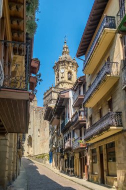 Hondarribia, İspanya. Alde Zaharra Eski Kasabası 'nda büyüleyici bir kaldırım taşından Nuestra Kilisesi' nin süslü Barok çan kulesine bakan Sinyora de la Asuncion y del Manzano.