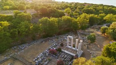 Yunanistan 'ın Semendirek adasındaki Arkeoloji Müzesi sahasında yer alan altın günbatımında Büyük Tanrıların Sığınağı' ndaki antik Yunan sütunlarının havadan görünüşü