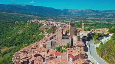 İtalya 'nın en güzel ortaçağ köylerinden biri olan Pacentro' nun nefes kesici hava manzarası. Caldora Kalesi Castello Caldora ve taş evlerin ikonik kare kulelerini vurgular