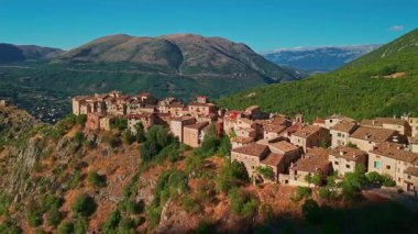 Castrovalva 'nın küçük ortaçağ köyünün muhteşem hava manzarası dramatik bir tepenin üzerine tünemişti. İtalya 'nın Abruzzo bölgesinde, vahşi doğası ve Escher' den esinlenmesiyle ünlüdür..