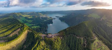 Portekiz, Azores, Sao Miguel adasındaki dev bir volkan kalderasında bulunan güzel Lagoa das Sete Cidades gölünün hava manzarası ikonik bir doğal manzarayı gösteriyor..
