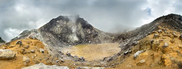 Panorama del volcán con cielo dramático — Foto de Stock