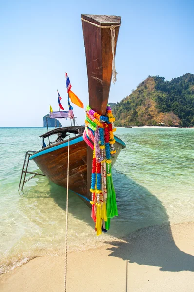 Longtail boat at tropical beach — Stock Photo, Image