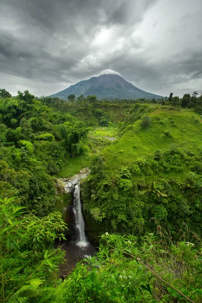 Kedung Kayang Waterfall and Mountain Merapi — Stok fotoğraf