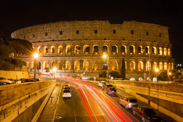 Colosseum di malam hari dengan lampu lalu lintas — Stok Foto