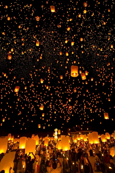 People release Khom Loi lanterns — Stock Photo, Image