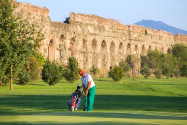 Roma Aqueduct yanındaki Golf oynuyor adam