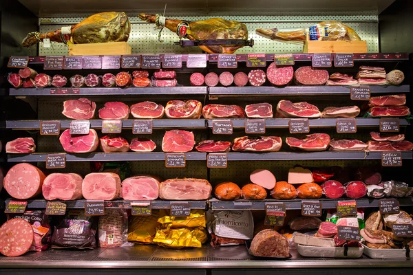 Italiaanse vleesproducten in winkel — Stockfoto