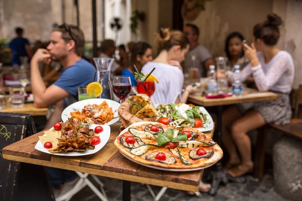 Geleneksel İtalyan yemek yeme insanlar — Stok fotoğraf