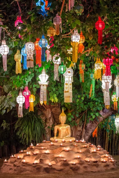 Estatua de Buda rodeada de velas — Foto de Stock
