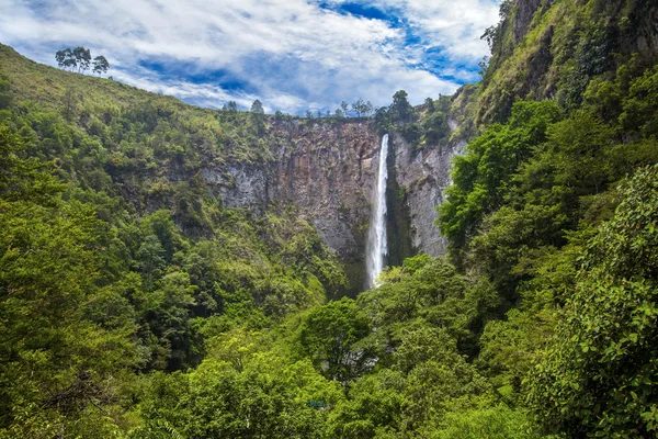 Sipisopiso waterfall in Sumatra — Stock Photo, Image