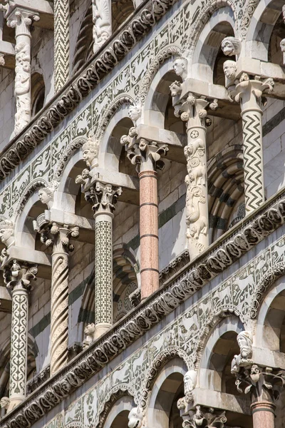 Detail exterior of Lucca Cathedral — Stock Photo, Image